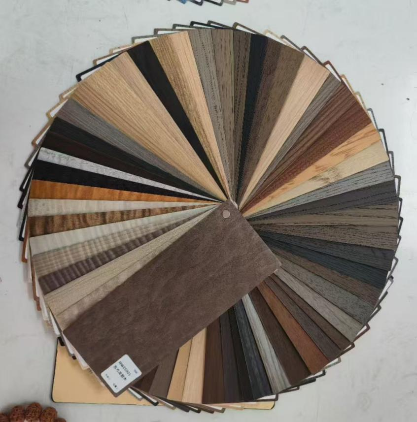 Decoració de superfícies de portes d'acer inoxidable: anàlisi de la viabilitat de l'aplicació de pel·lícules de gra de fusta